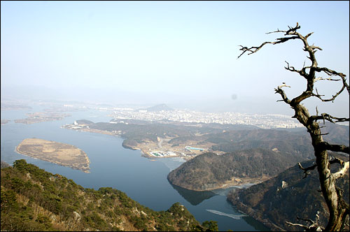 삼악산 정상으로 가는 능선에서 바라본 의암호와 춘천시입니다. 